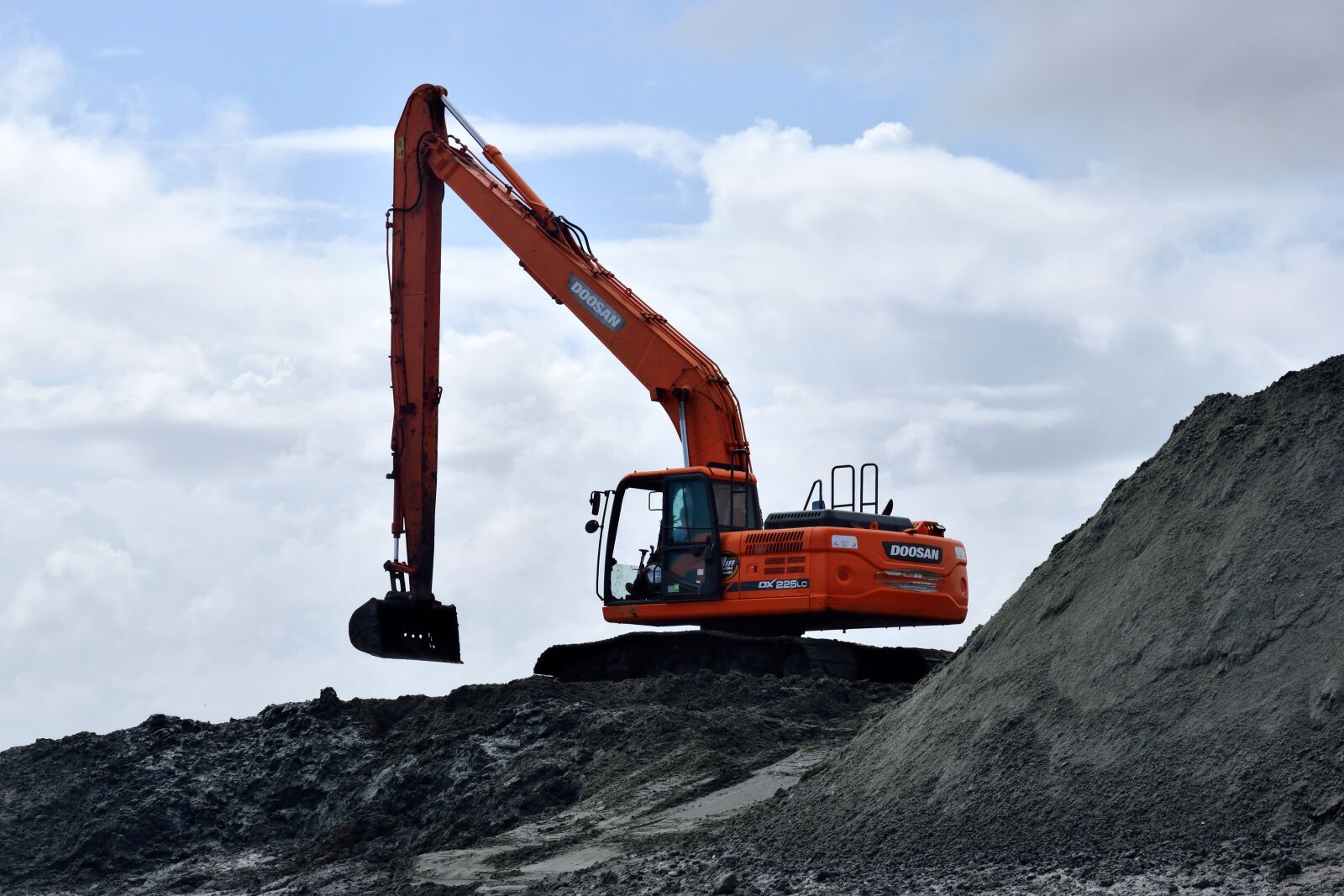 Nikon D3300 sample photo. Backhoe, construction site, heavy photography