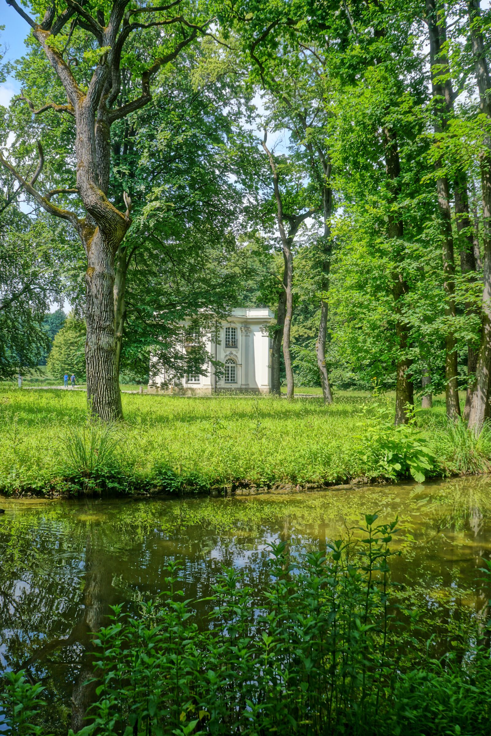 Sony a6000 + Sony E 18-55mm F3.5-5.6 OSS sample photo. Munich, castle park, castle photography