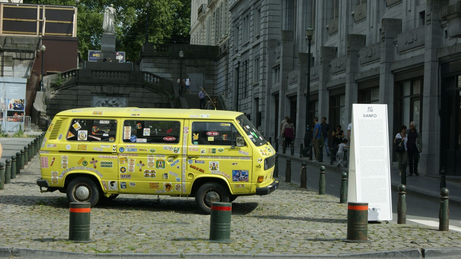 Sony Alpha DSLR-A290 sample photo. Auto, car, van photography