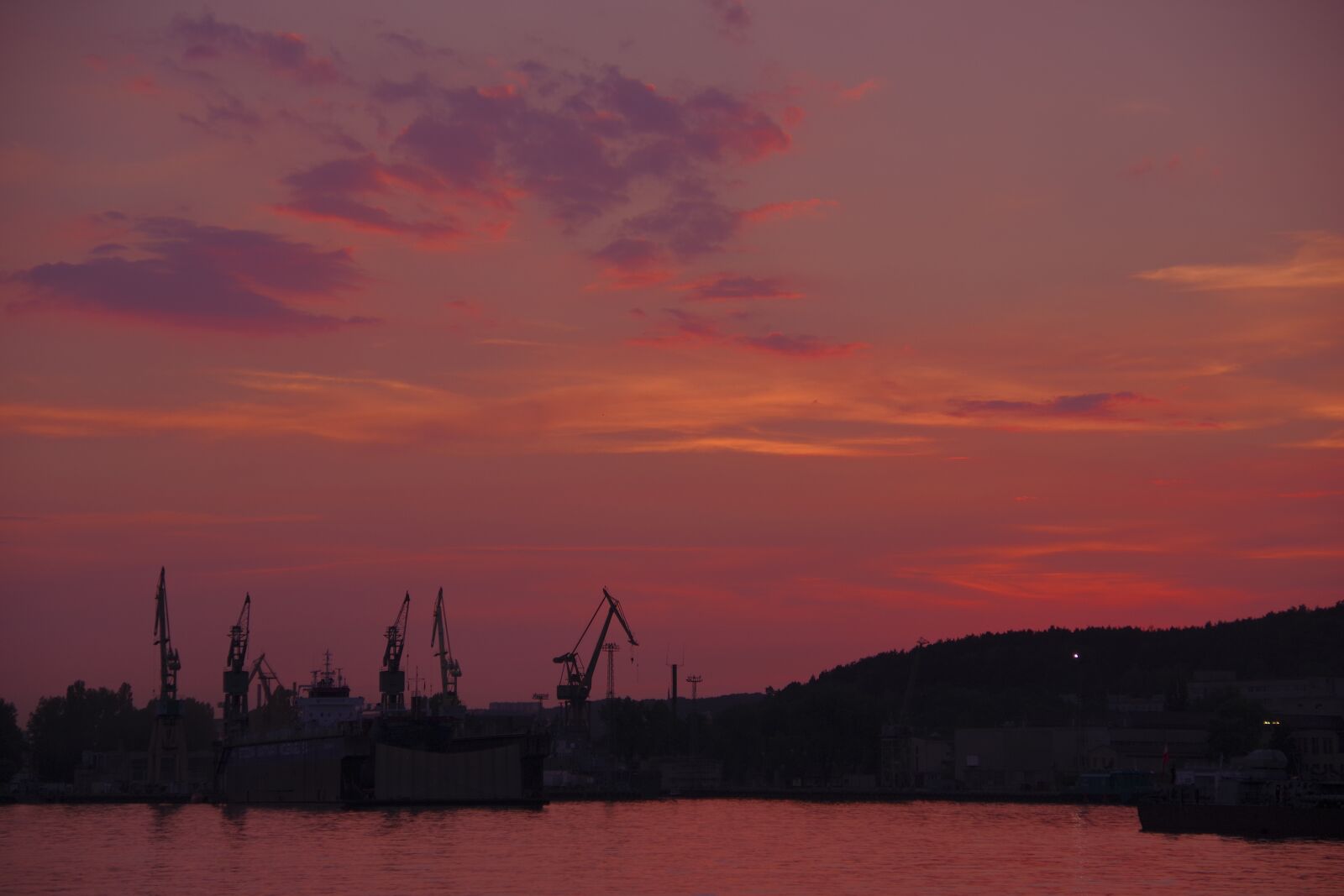Pentax K-70 sample photo. Sunset, sea, shipyard photography