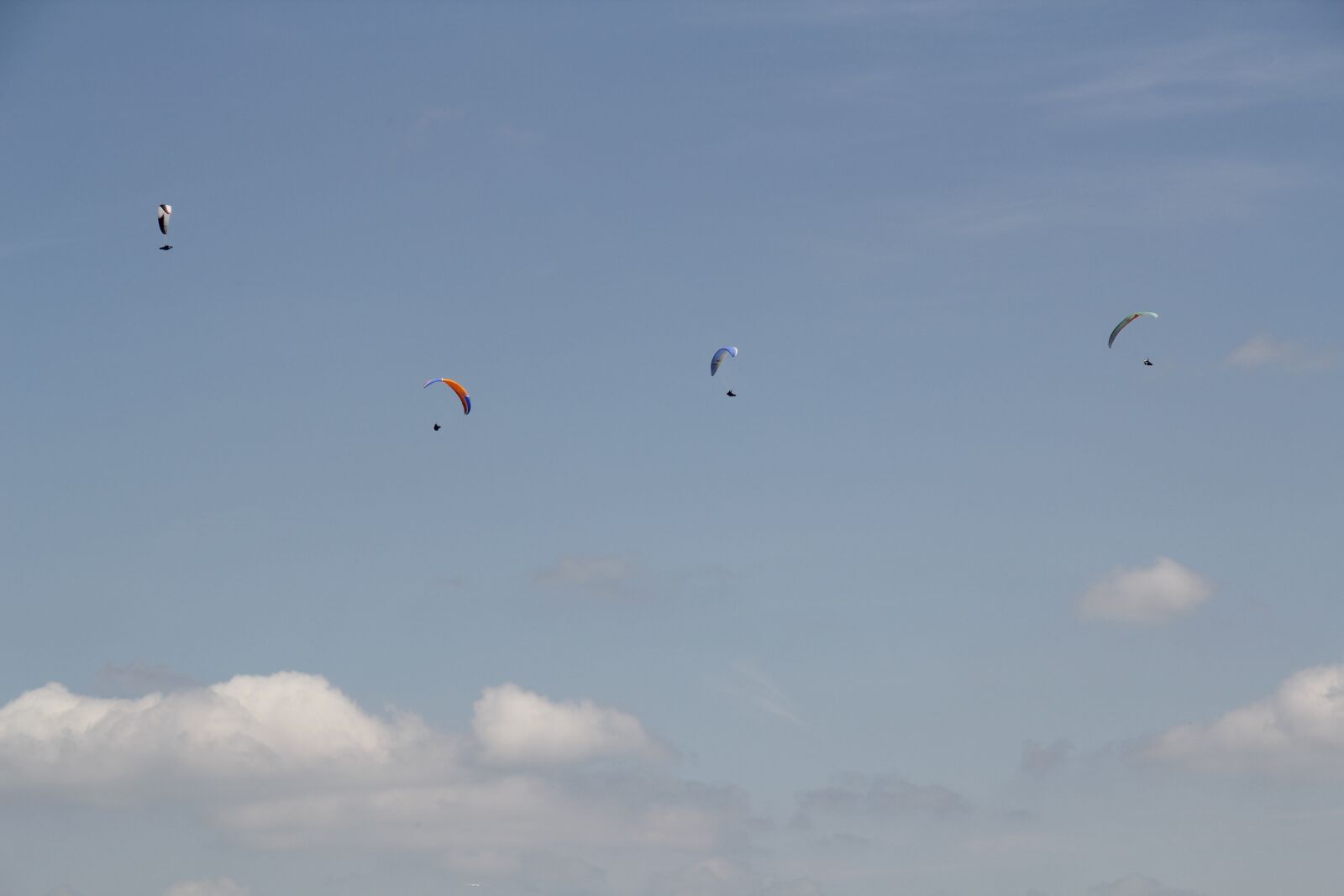 Canon EOS 550D (EOS Rebel T2i / EOS Kiss X4) sample photo. Paraglider, paragliders, flying photography