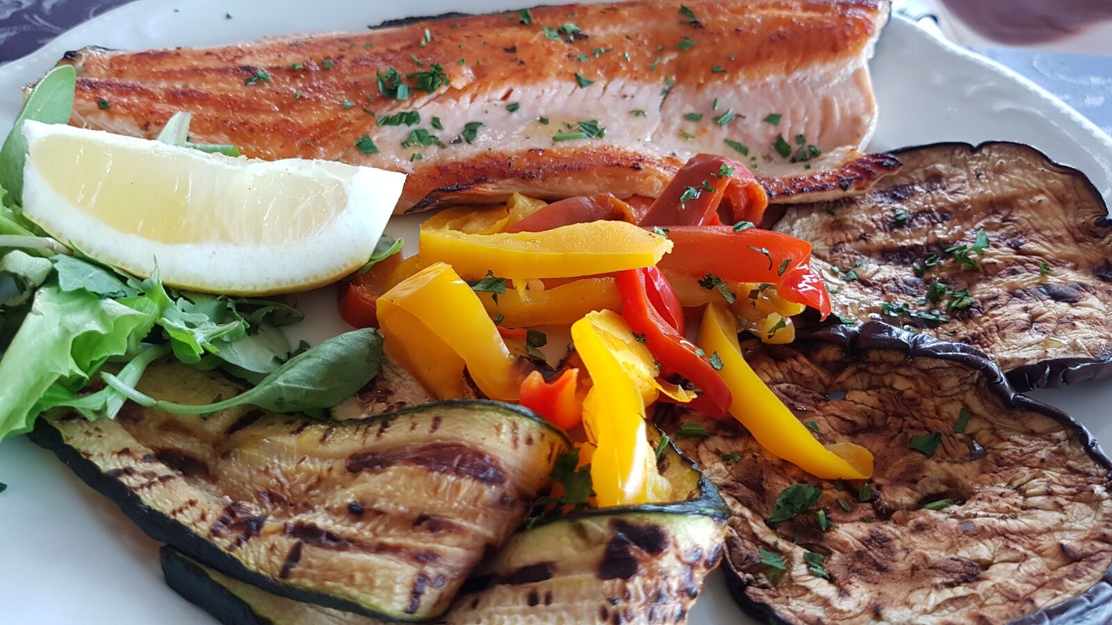 Samsung Galaxy S7 Edge sample photo. Salmon, food, restaurant photography