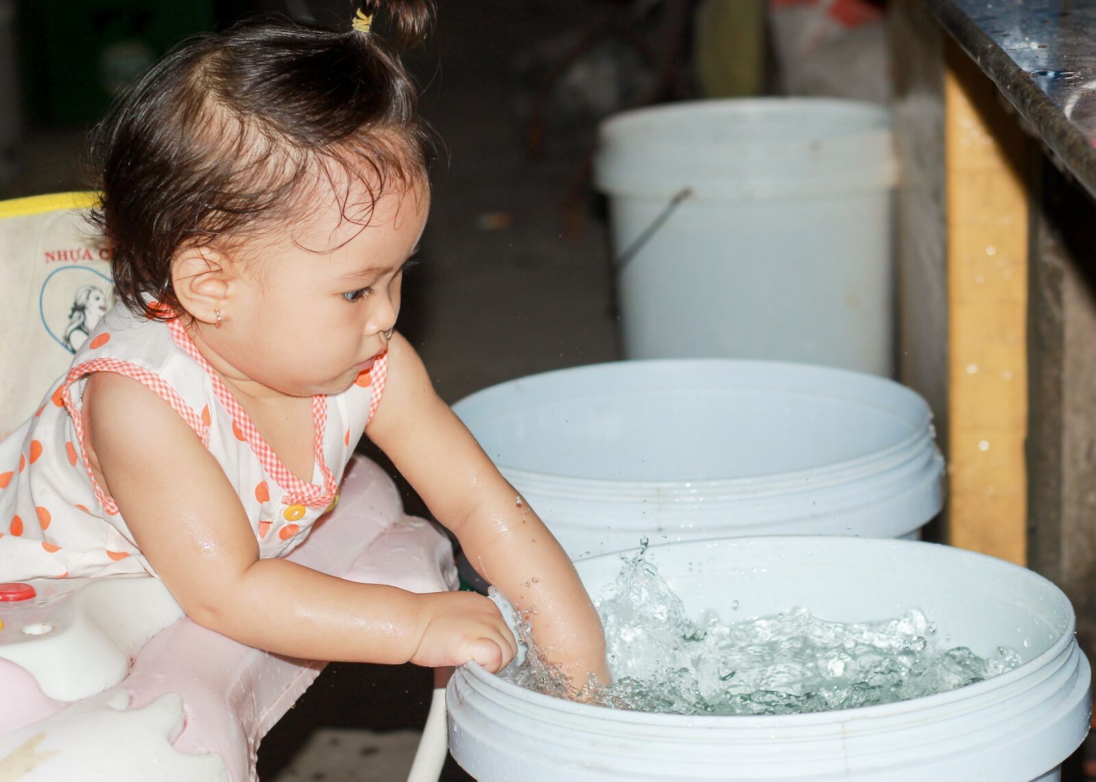 Canon EOS 600D (Rebel EOS T3i / EOS Kiss X5) + Canon EF 50mm F1.8 II sample photo. Pretty baby, splash, the photography