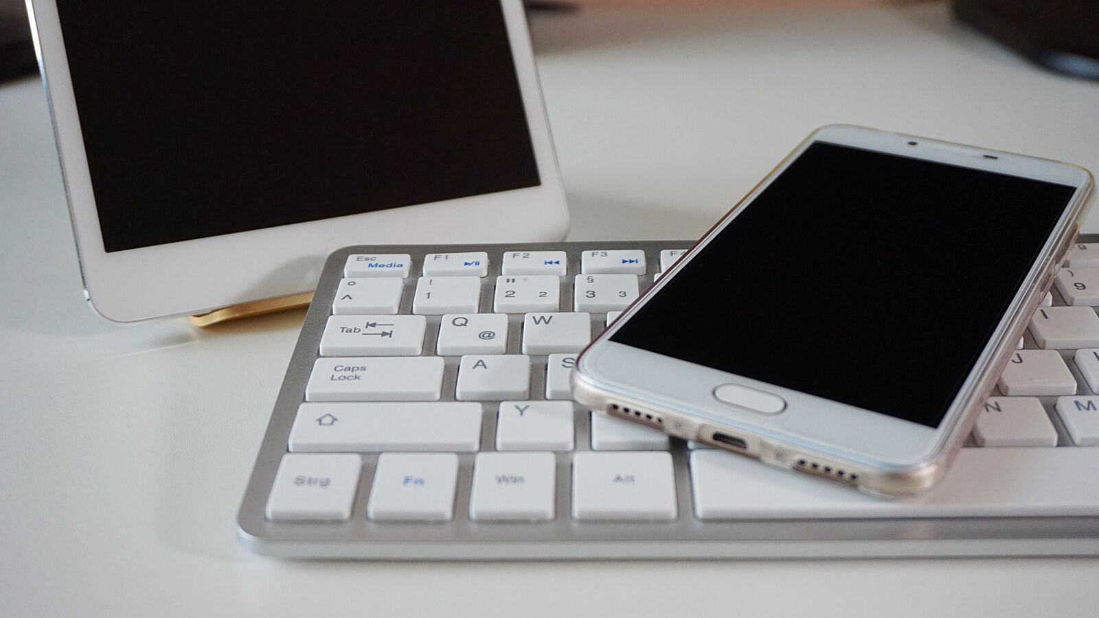 Sony Alpha a5000 (ILCE 5000) sample photo. Smartphone, tablet, keyboard photography