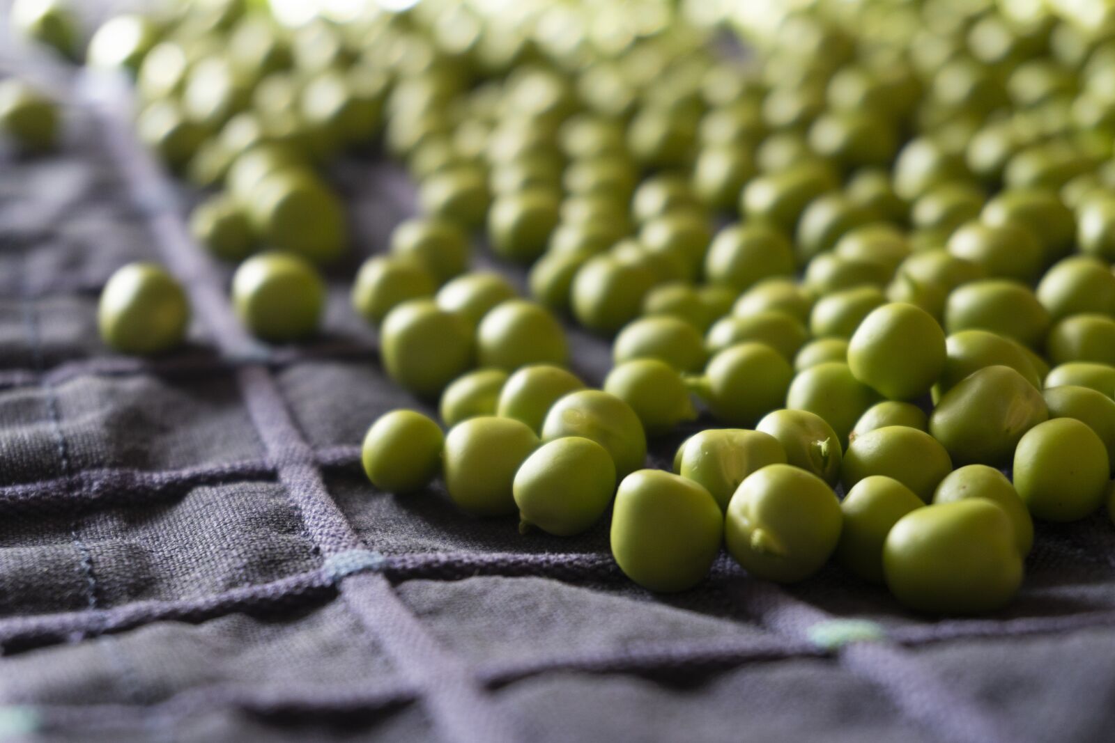 Sony a6300 sample photo. Peas, green, nutrition photography
