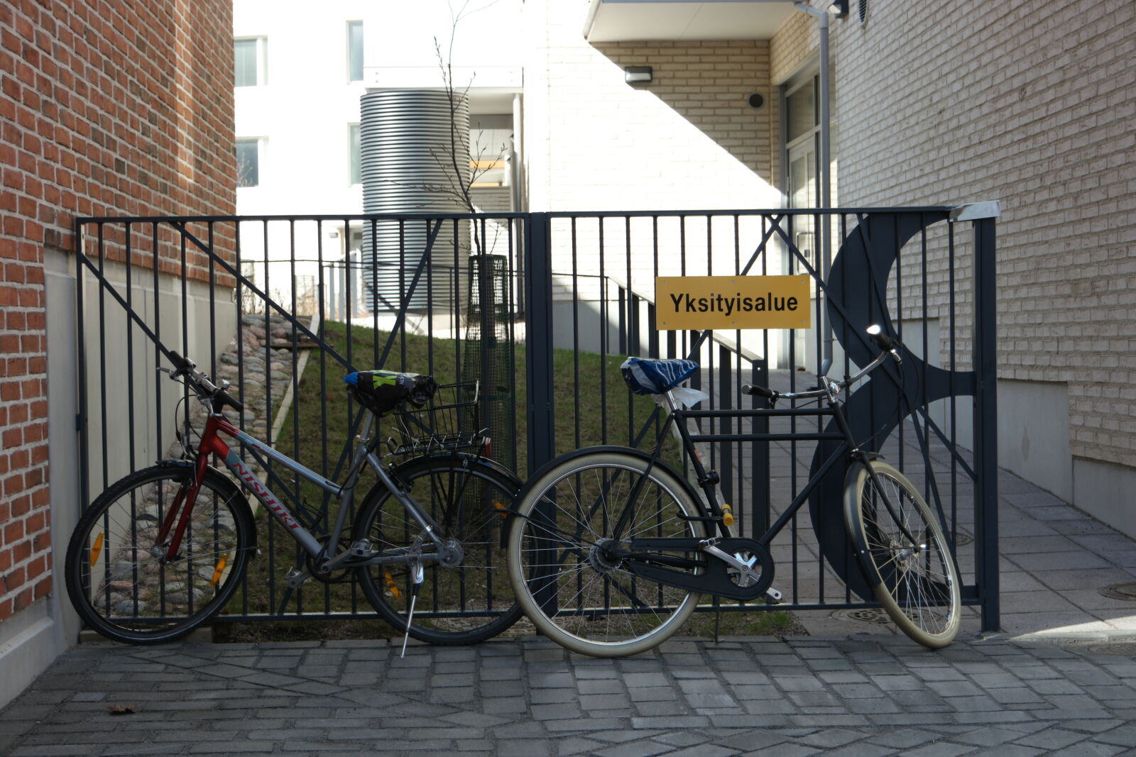 Samsung NX500 sample photo. Forbidden bicycle station photography