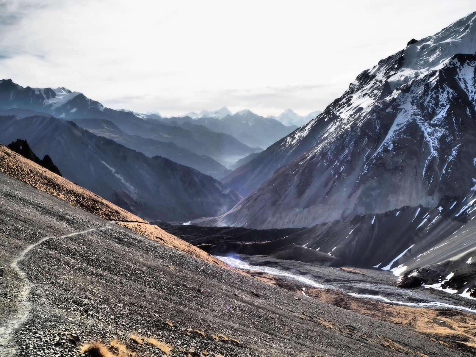 Olympus OM-D E-M10 II sample photo. Trail, annapurna circuit, hiking photography