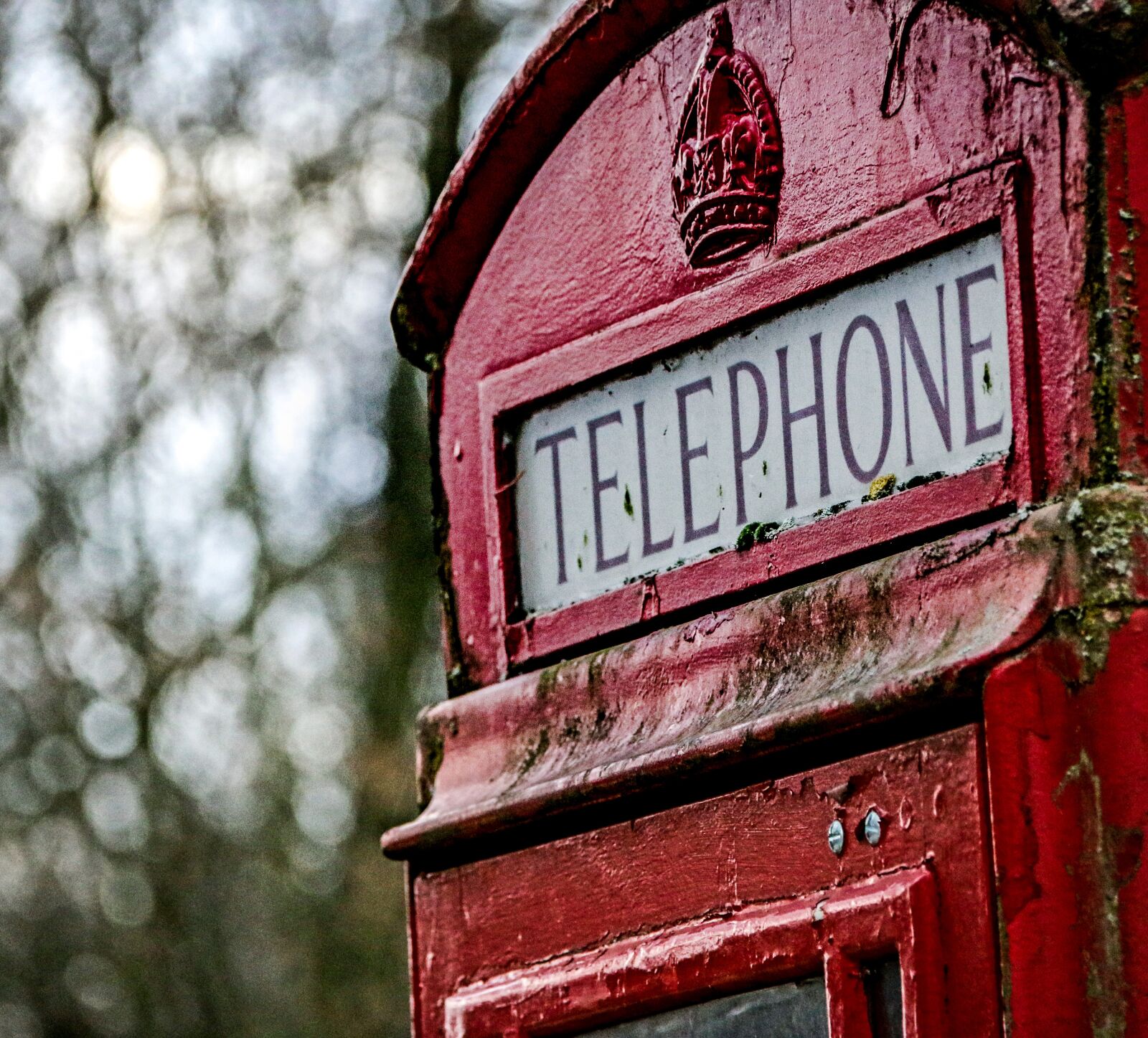 Canon EF-S 18-200mm F3.5-5.6 IS sample photo. Telephone box, red, symbol photography