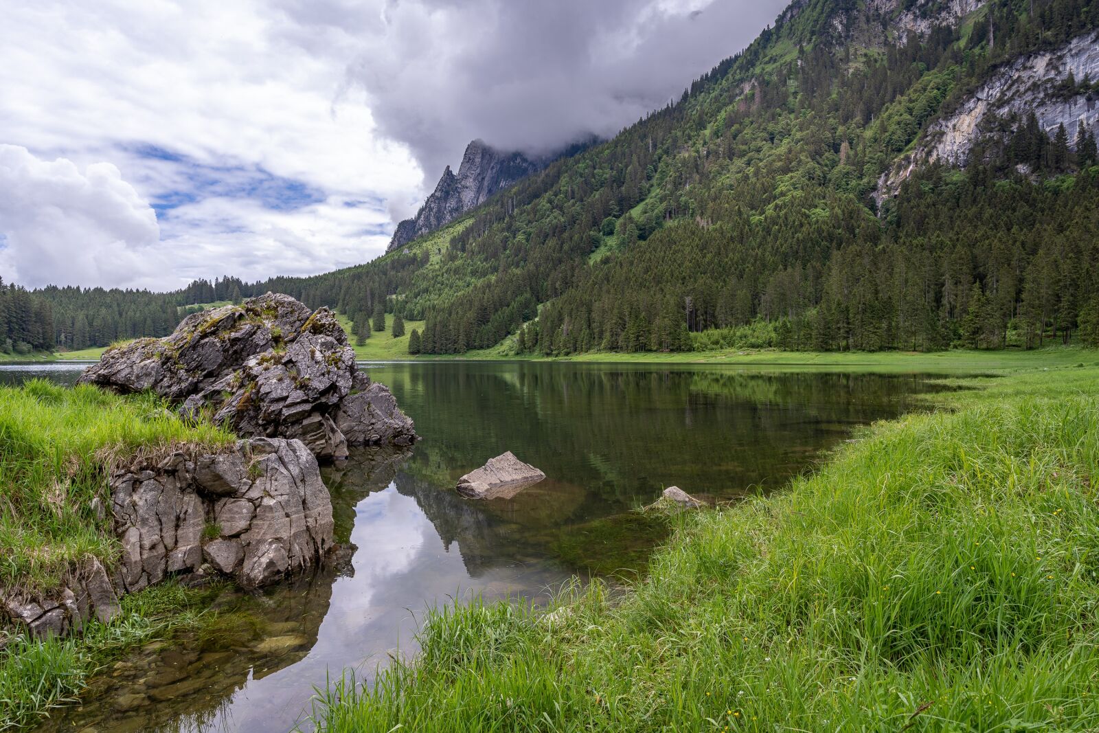 Sony a7 III + Tamron 17-28mm F2.8 Di III RXD sample photo. Voralpsee, mountains, lake photography