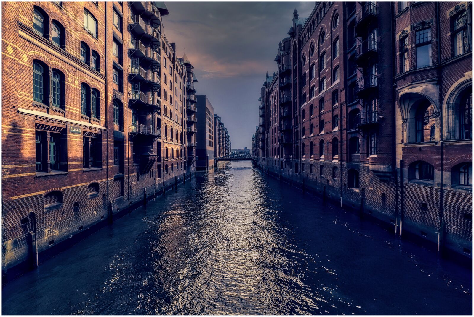 Canon EOS 200D (EOS Rebel SL2 / EOS Kiss X9) sample photo. Hamburg, channel, speicherstadt photography