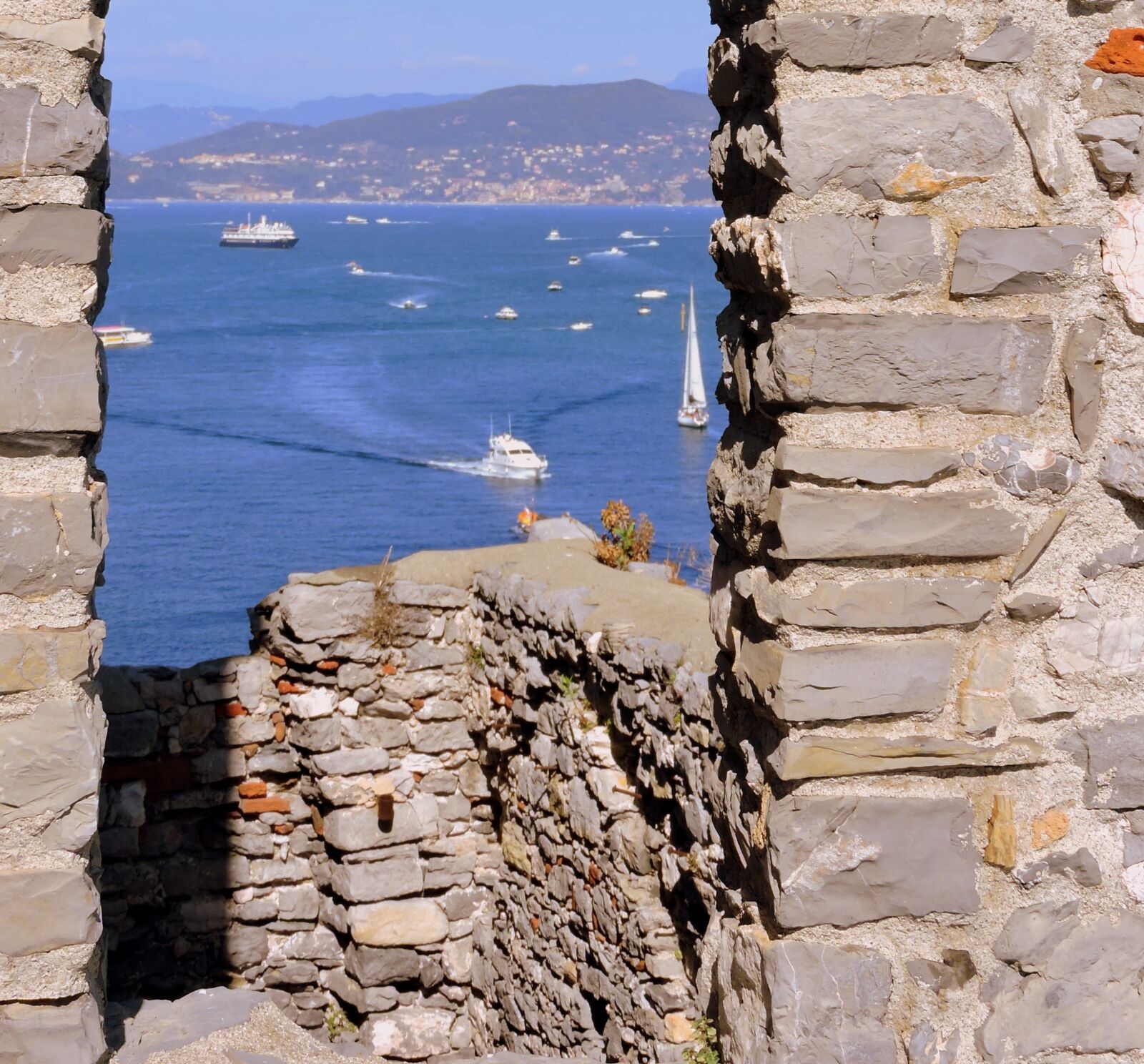 Nikon Coolpix P600 sample photo. Window, sea, stone photography