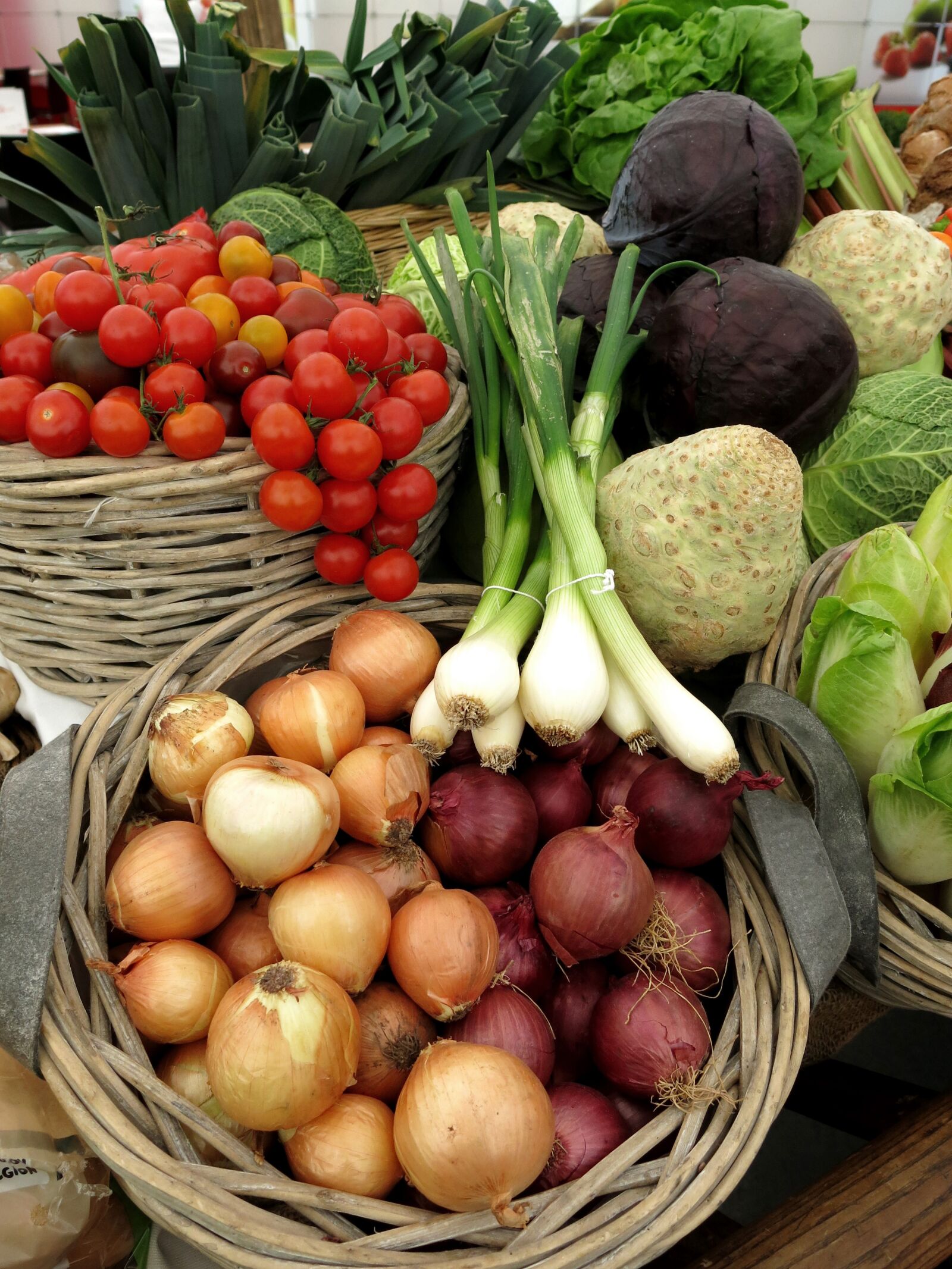 Canon PowerShot G15 sample photo. Vegetables, tomatoes, leek photography