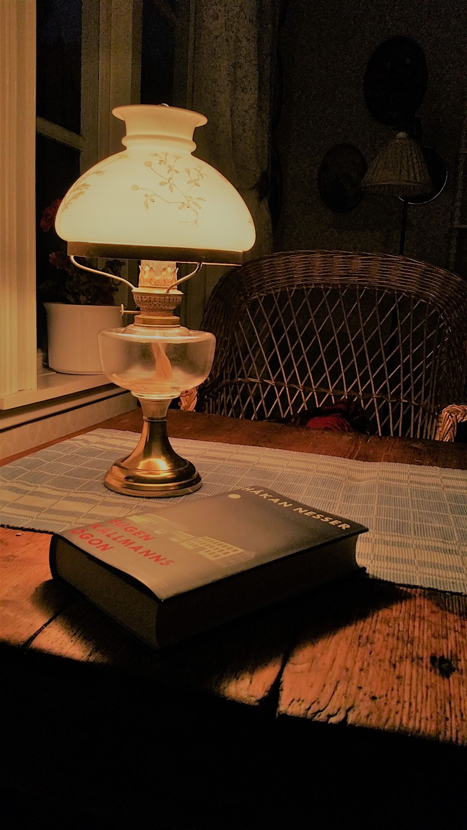 Samsung Galaxy Note4 sample photo. Paraffin lamp, book, reading photography