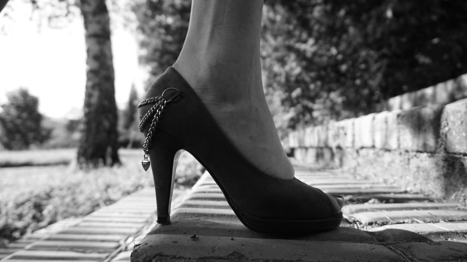 Sony E 16-50mm F3.5-5.6 PZ OSS sample photo. High heels, shoes, girl photography