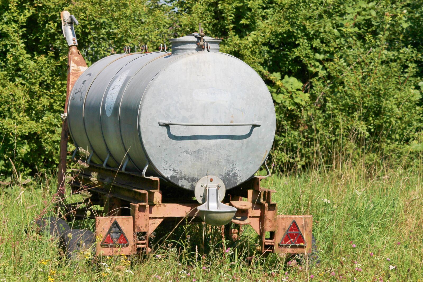 Canon EOS 1100D (EOS Rebel T3 / EOS Kiss X50) sample photo. Potions cart, drinking water photography