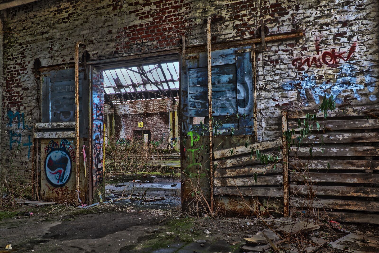 Olympus OM-D E-M10 sample photo. Graffiti, abandoned, architecture photography