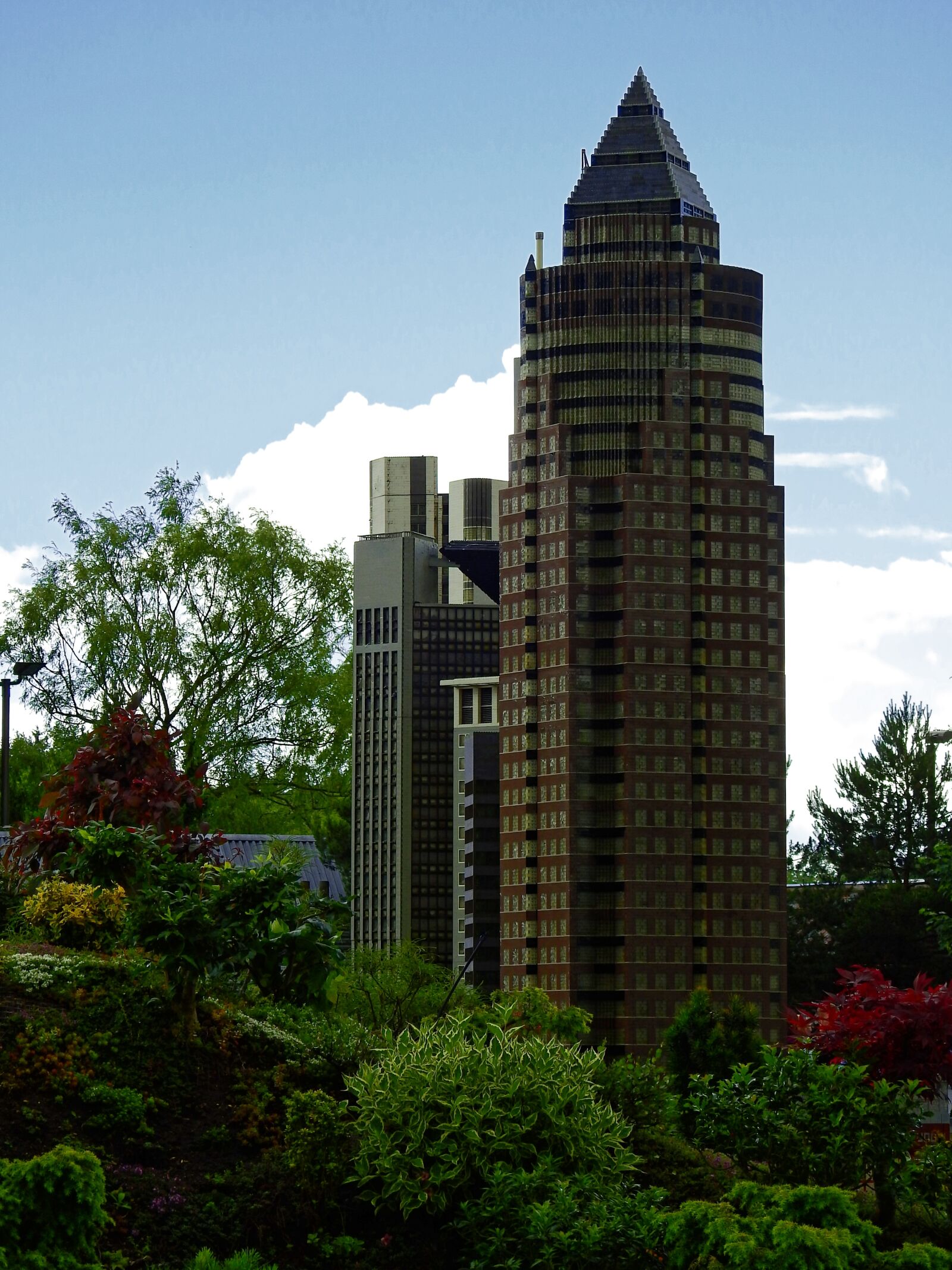 Nikon Coolpix P900 sample photo. Lego, legoland, build photography