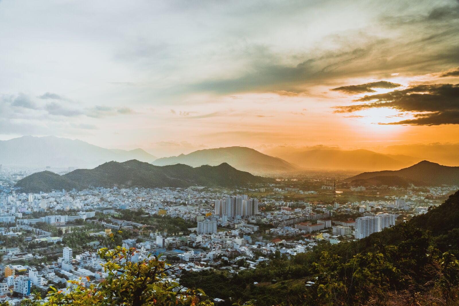 Sony Vario-Tessar T* E 16-70mm F4 ZA OSS sample photo. Nha trang, vietnam, sky photography