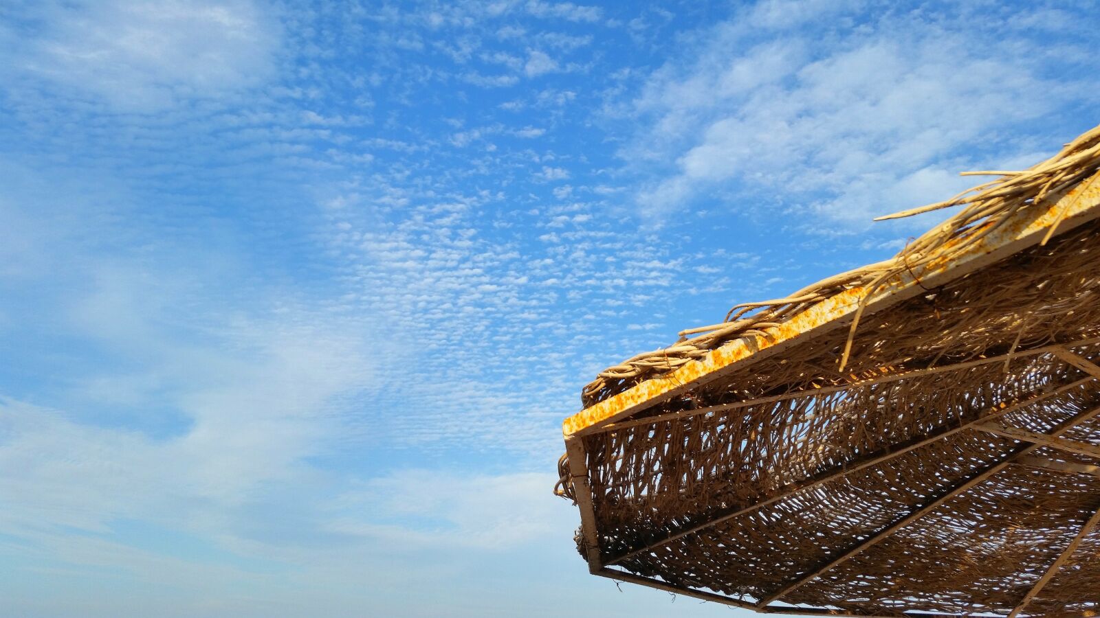 Samsung Galaxy S5 sample photo. Sky, parasol, beach photography