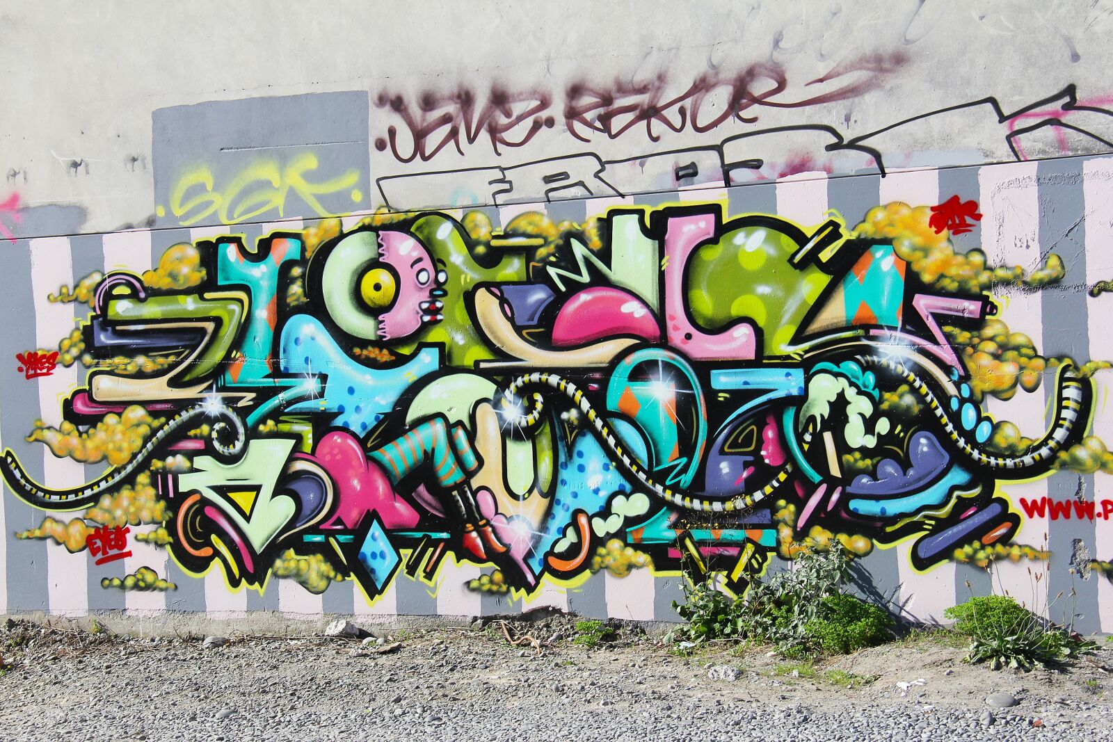 Canon EF-S 18-200mm F3.5-5.6 IS sample photo. Colorful, interesting, resourceful photography