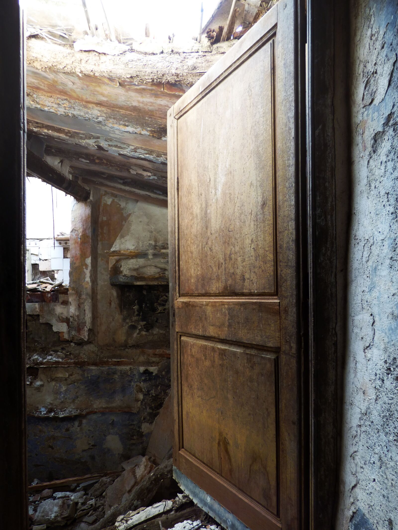 Panasonic Lumix DMC-FZ70 sample photo. Door, ruin, abandoned photography