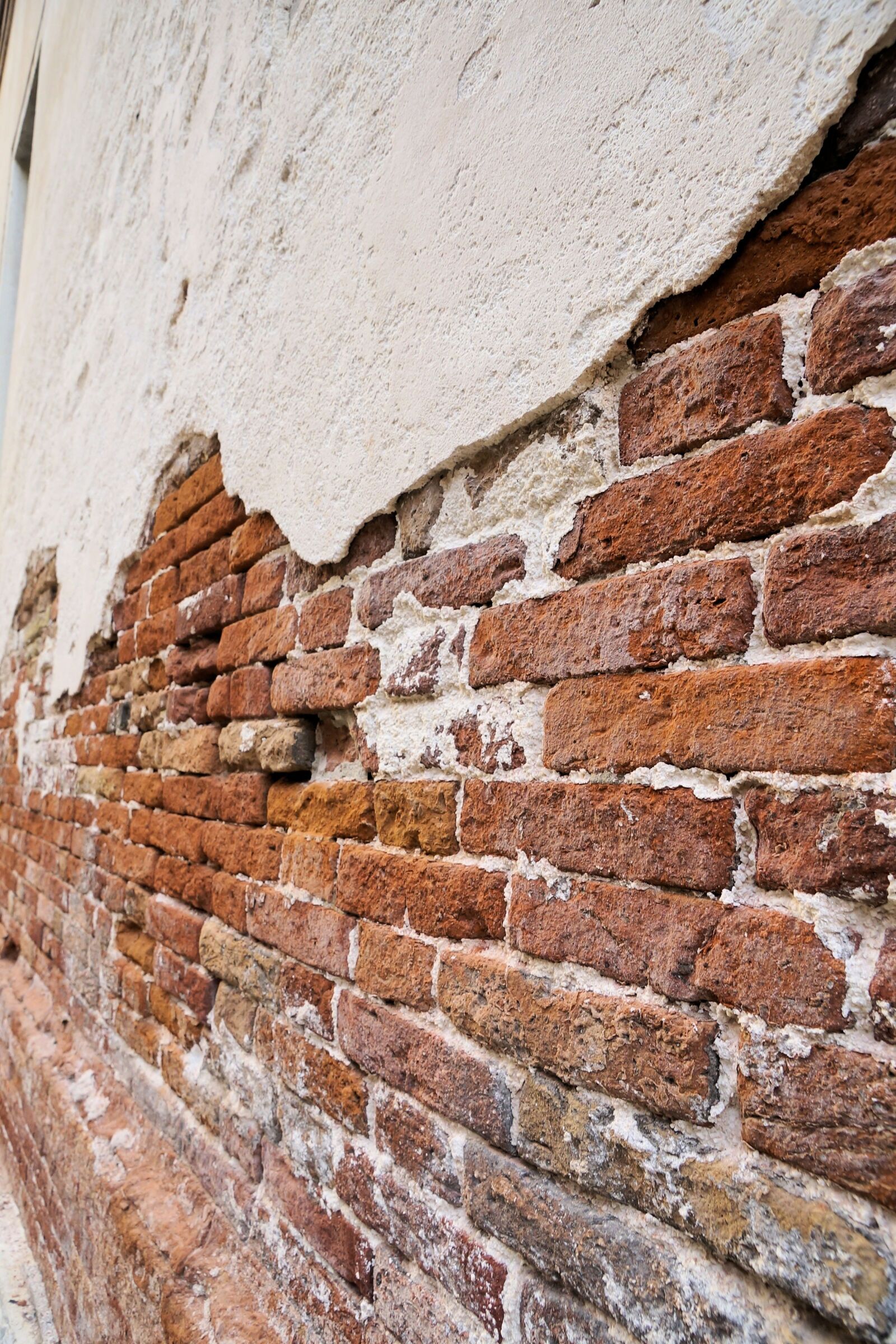 Sony DT 16-105mm F3.5-5.6 sample photo. Brick, wall, texture photography