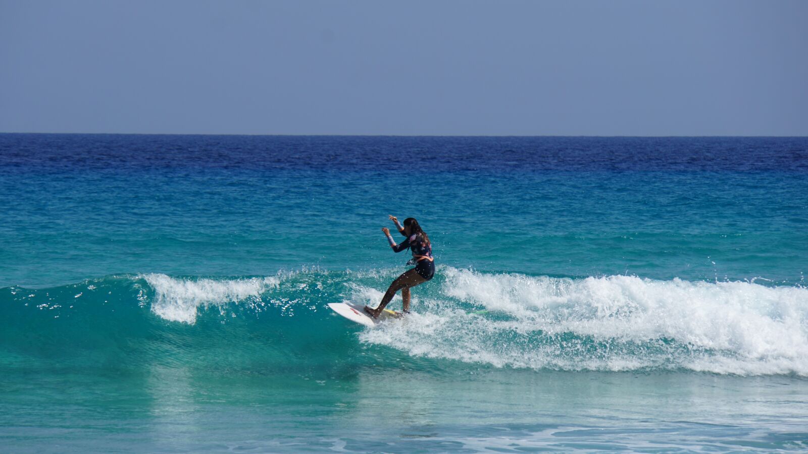 Sony E 18-200mm F3.5-6.3 OSS LE sample photo. Surfer, woman, surfboard photography