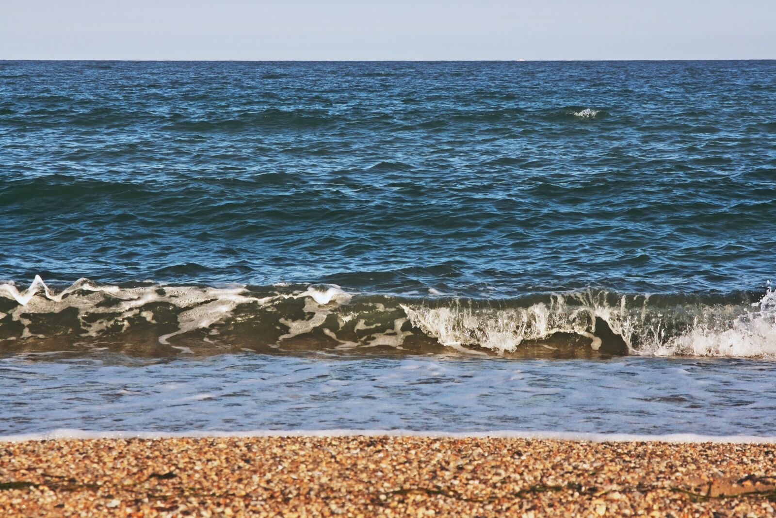 Canon EOS 400D (EOS Digital Rebel XTi / EOS Kiss Digital X) sample photo. Sea, waves, horizon photography