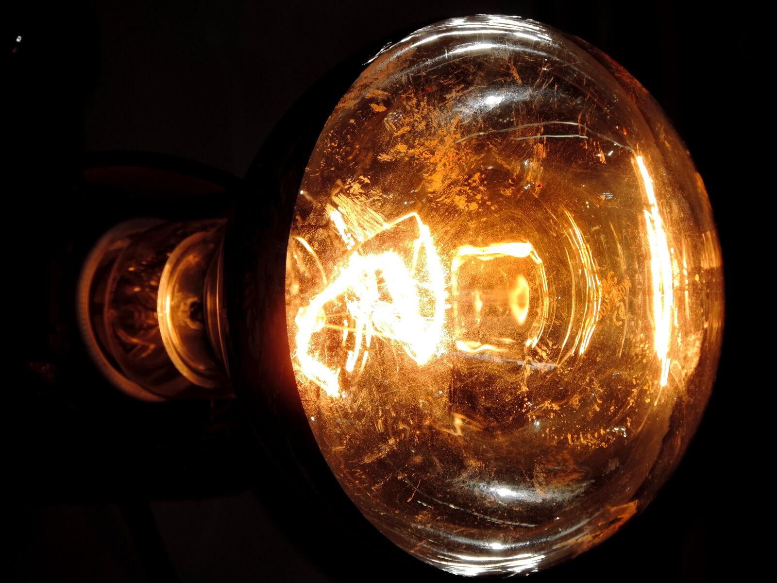 Nikon Coolpix P520 sample photo. Darkness, light, light bulb photography