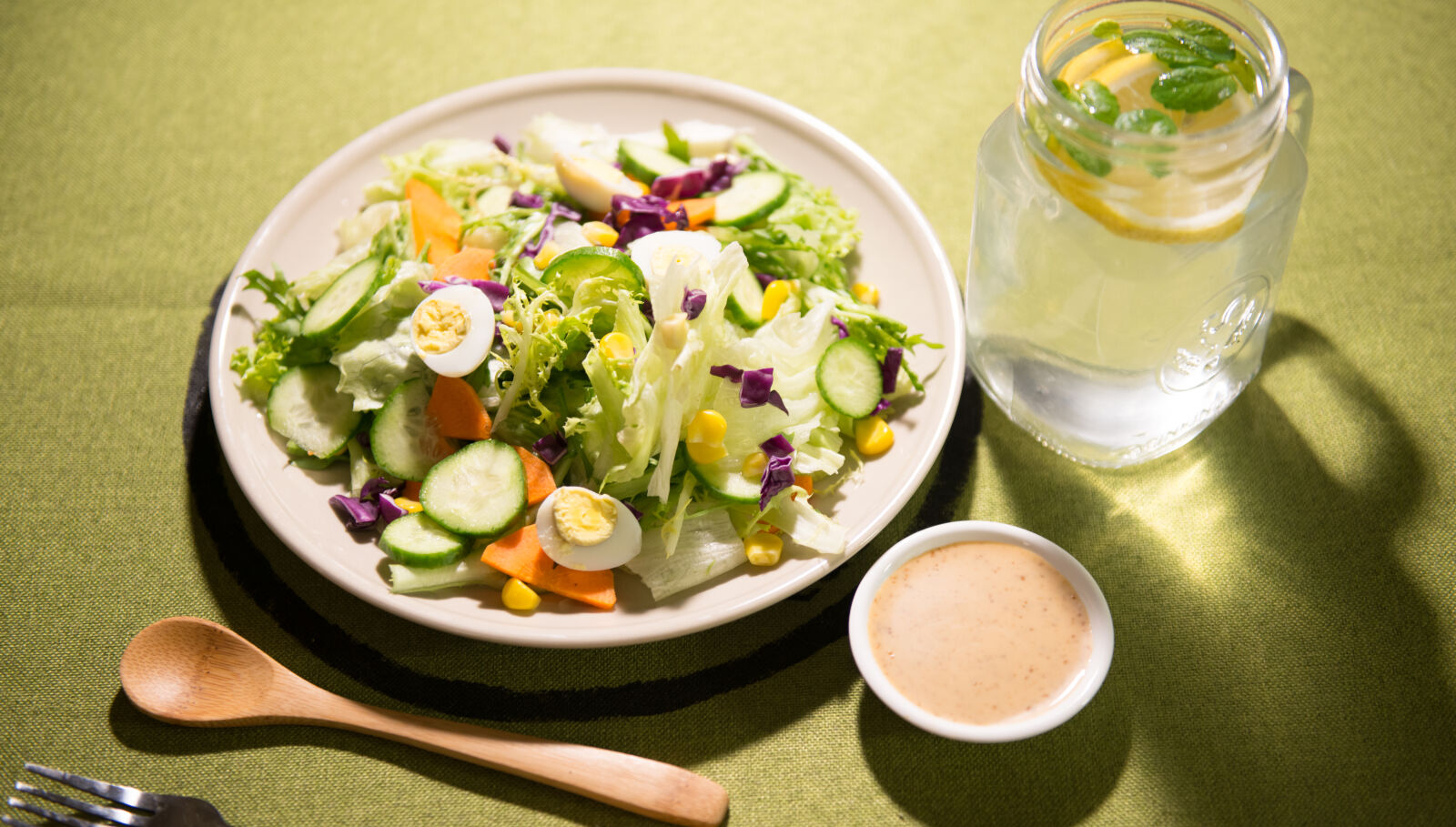 Nikon AF-S Nikkor 24-70mm F2.8G ED sample photo. Food, pizza, salad, vegetables photography
