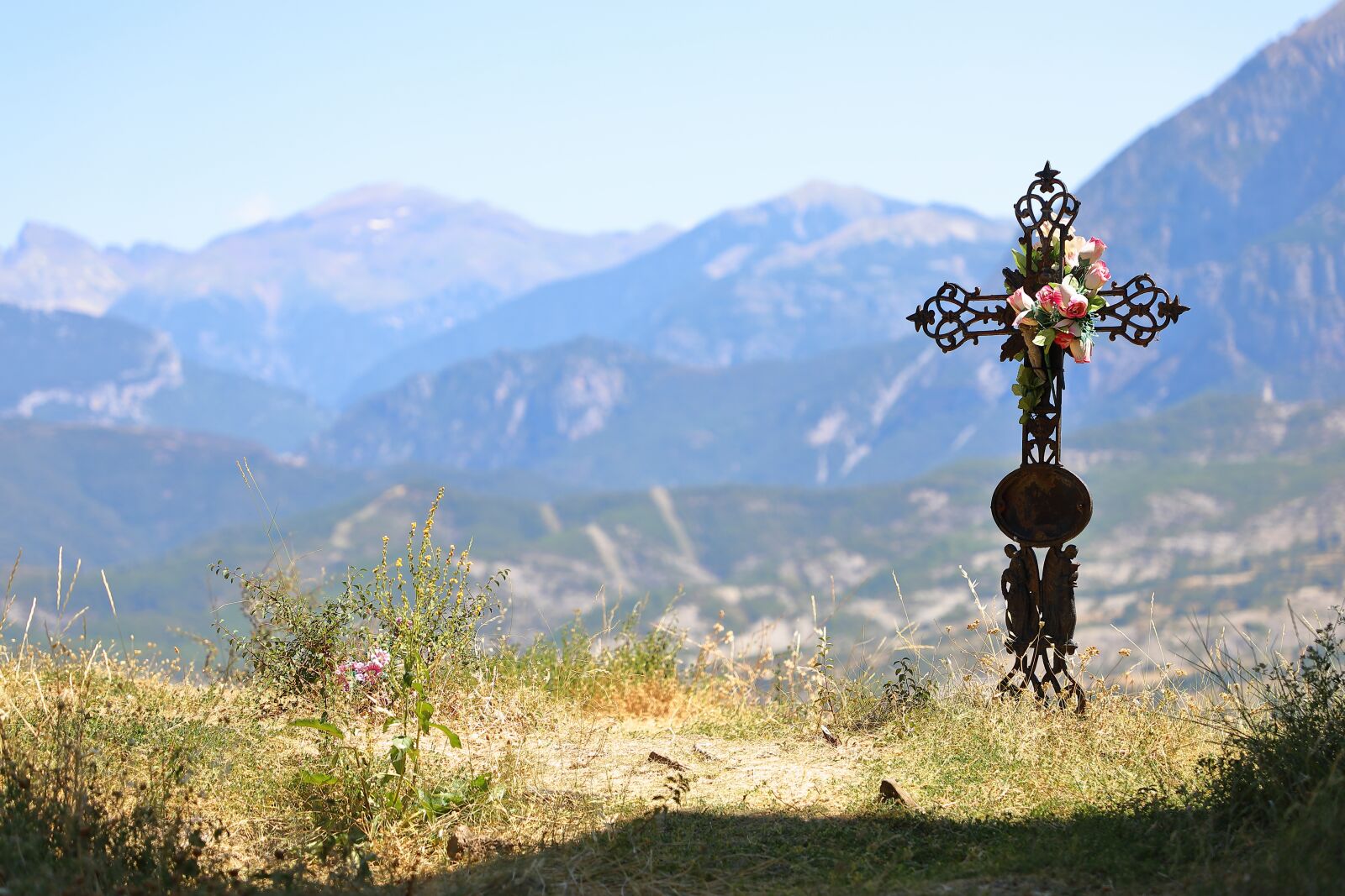 Canon EOS 5D Mark IV sample photo. Tomb, mountains, eternal photography