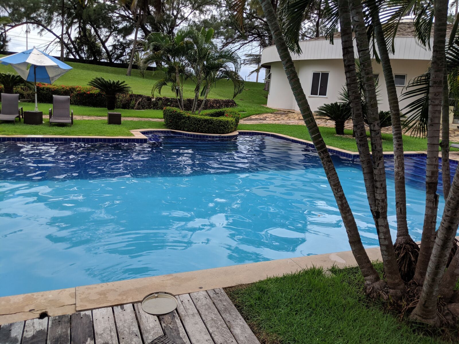 Google Pixel 2 sample photo. Pool, hotel, relax photography
