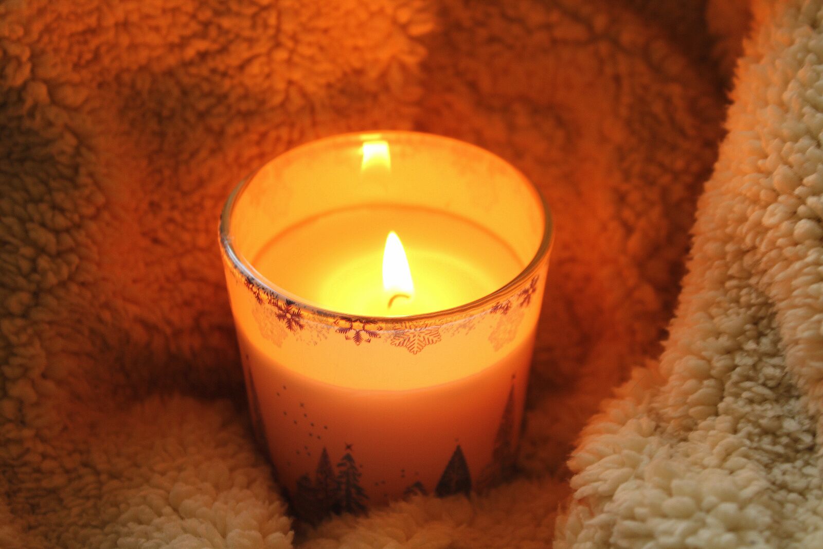 Canon EOS 1200D (EOS Rebel T5 / EOS Kiss X70 / EOS Hi) sample photo. Candle, the flame, heat photography