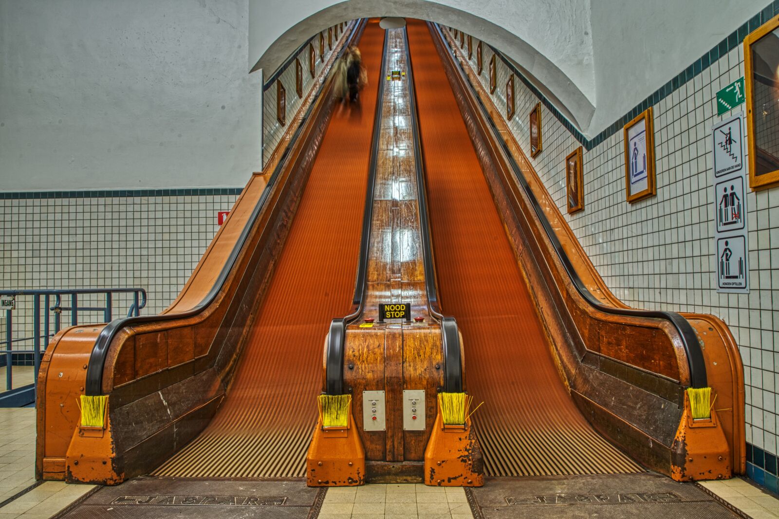 Sony a7 II + Sony Vario Tessar T* FE 24-70mm F4 ZA OSS sample photo. Escalator, underground, urban photography