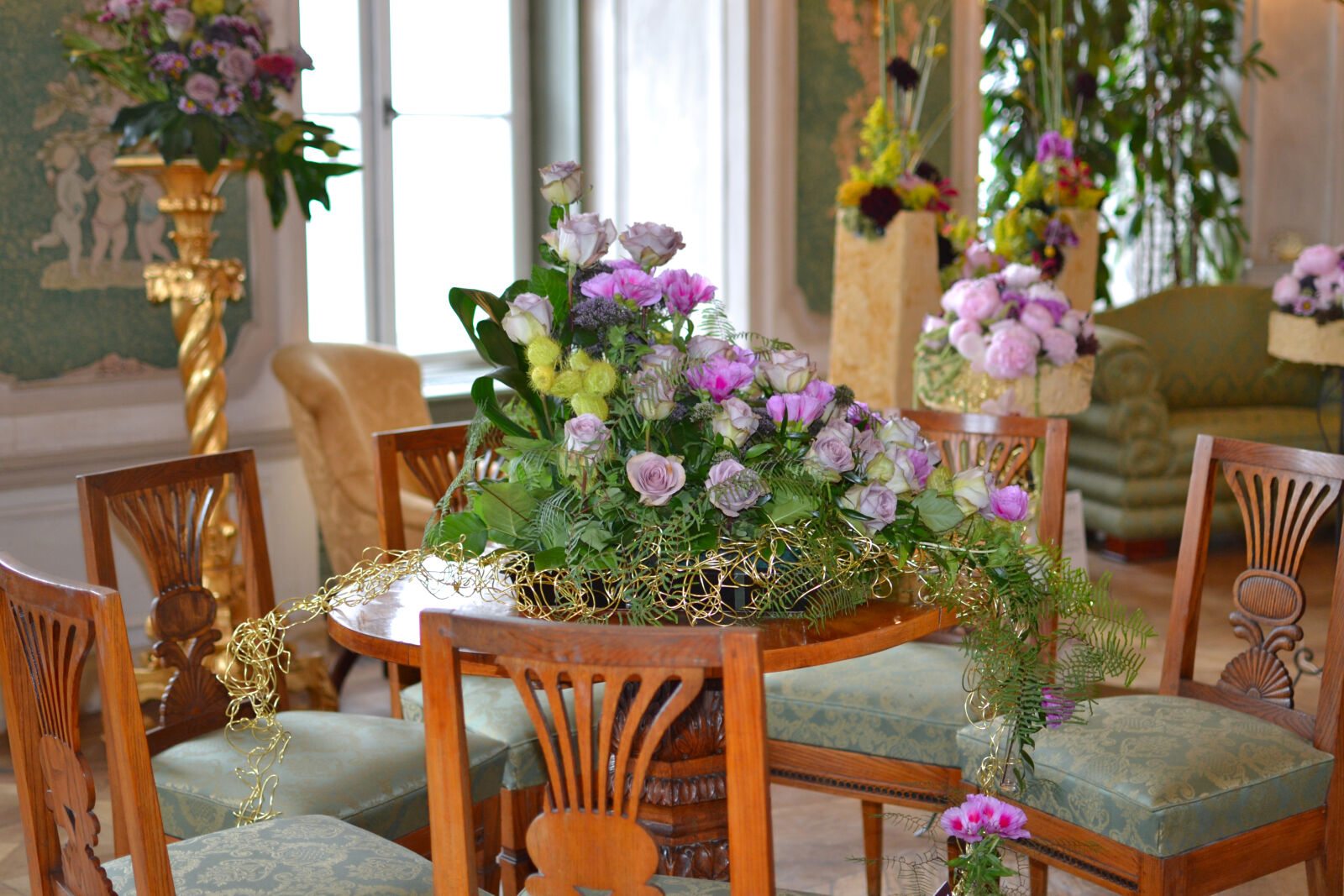 Nikon D3100 + Nikon AF-S DX Nikkor 35mm F1.8G sample photo. Antiques, blur, bouquet, chairs photography