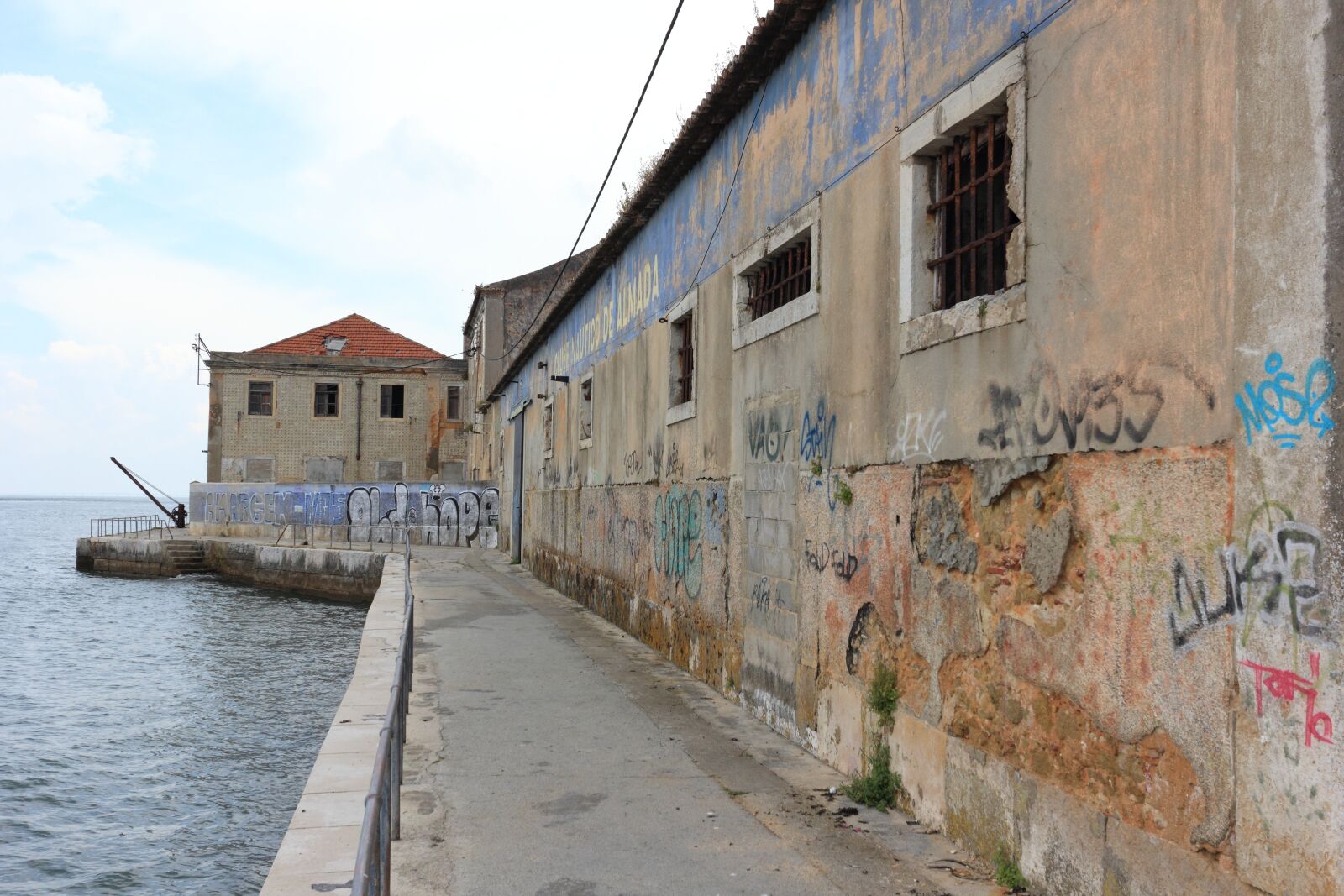 Canon EOS 550D (EOS Rebel T2i / EOS Kiss X4) sample photo. Portugal, lisbon, taag photography