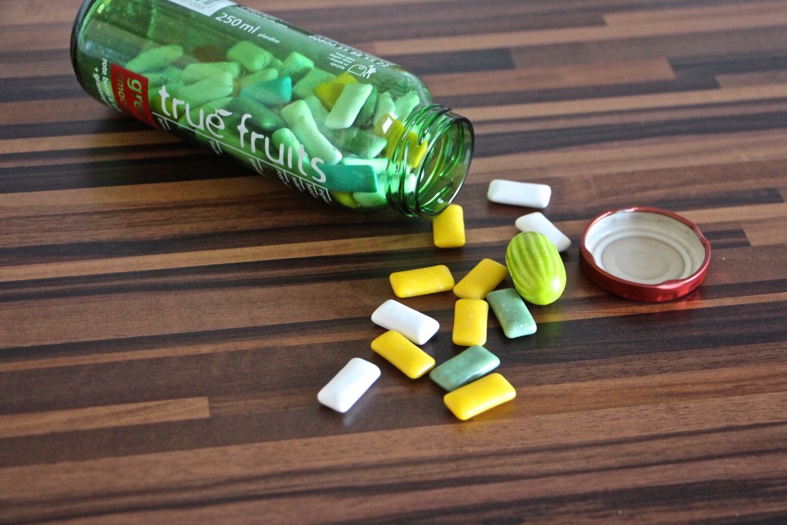Canon EOS 700D (EOS Rebel T5i / EOS Kiss X7i) sample photo. Chewing gum, color, vessel photography