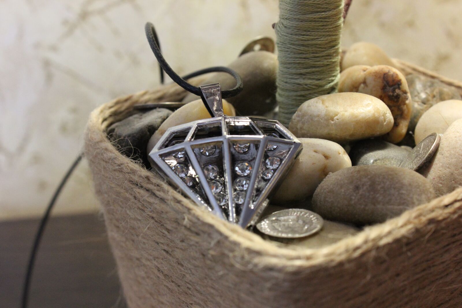 Canon EOS 600D (Rebel EOS T3i / EOS Kiss X5) sample photo. Jewelry, crystal, necklace photography