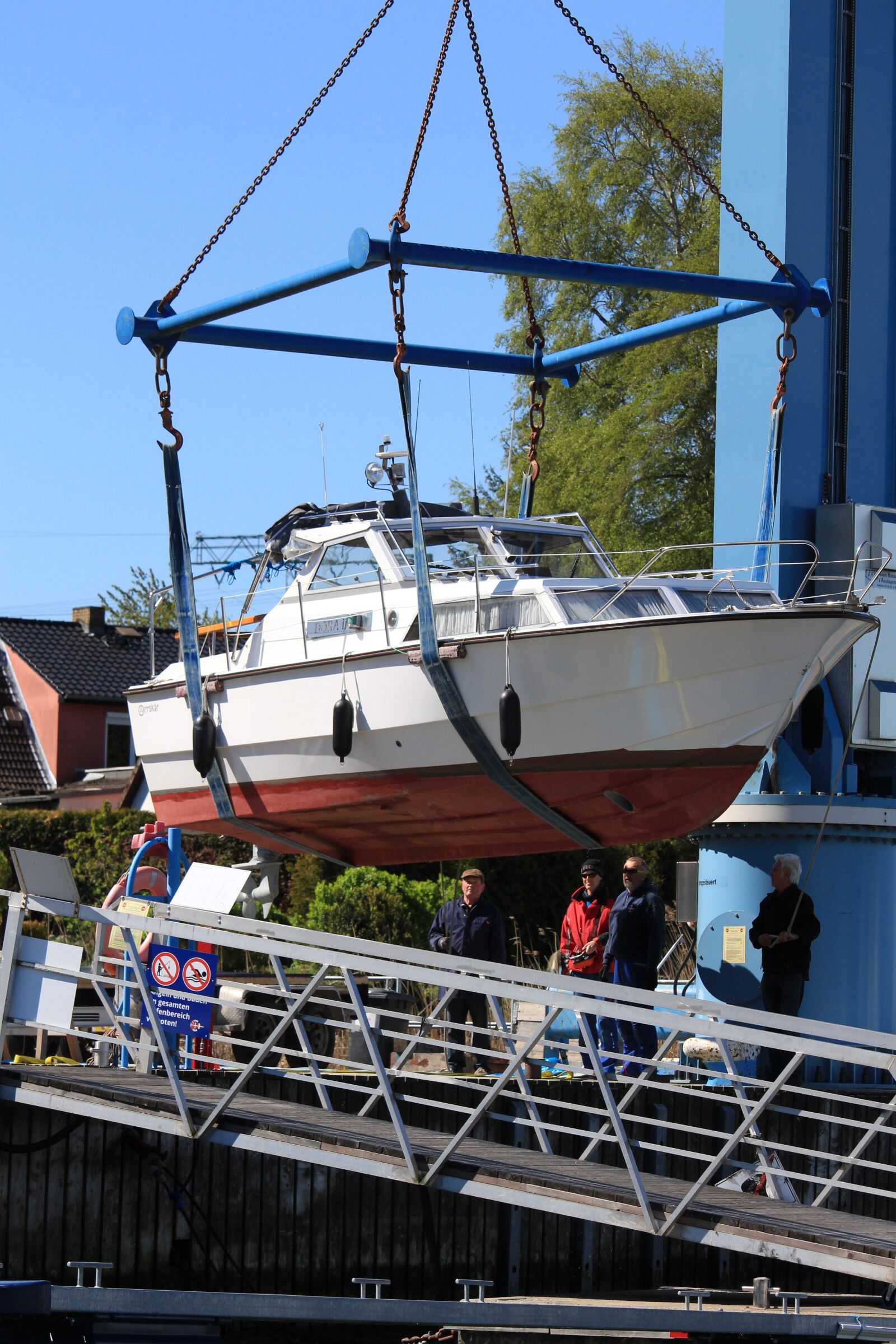 Canon EOS 700D (EOS Rebel T5i / EOS Kiss X7i) sample photo. Boat crane, cranes, port photography