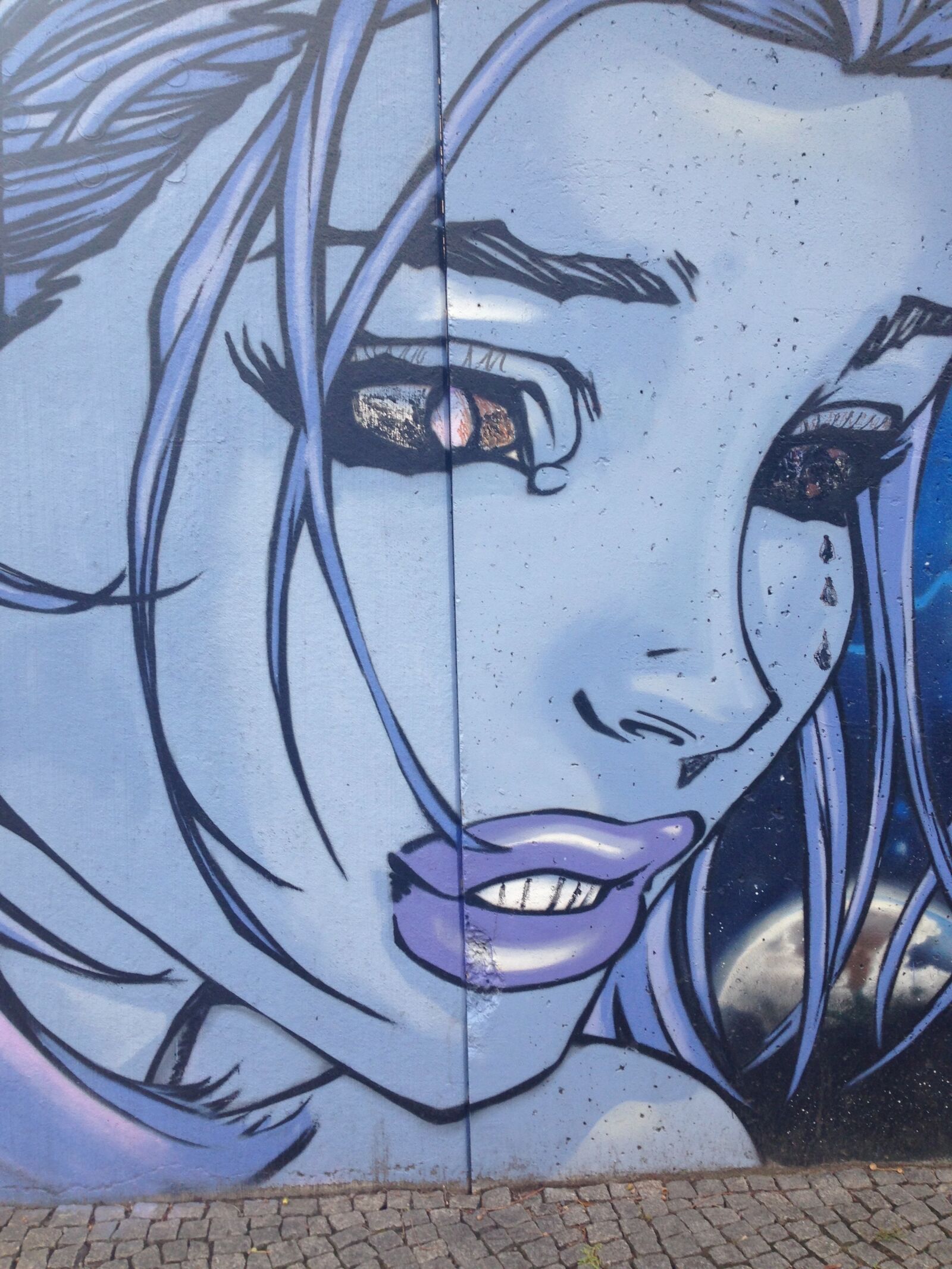 iPhone 5 back camera 4.12mm f/2.4 sample photo. Graffiti, sad woman, desperate photography