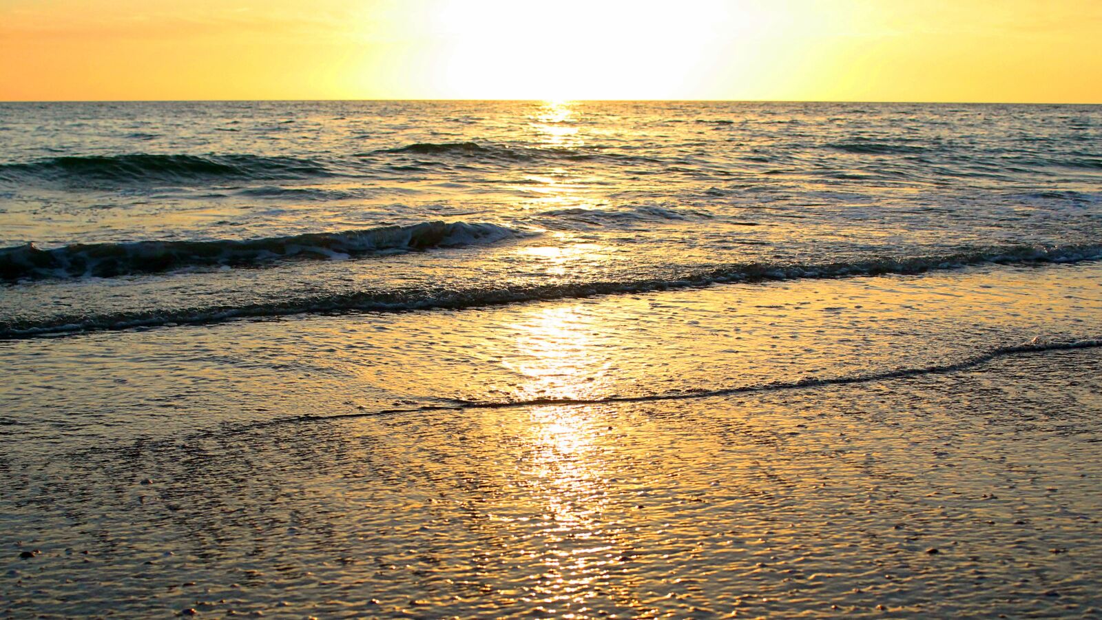 Canon EOS 600D (Rebel EOS T3i / EOS Kiss X5) sample photo. Background, beach, beaches photography