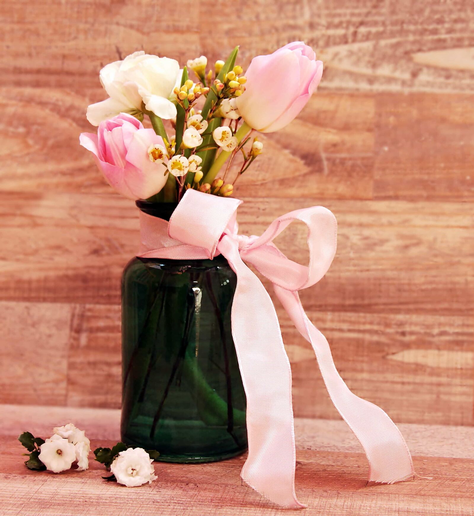 Canon EOS 550D (EOS Rebel T2i / EOS Kiss X4) sample photo. Wood, flower, vase, pink photography