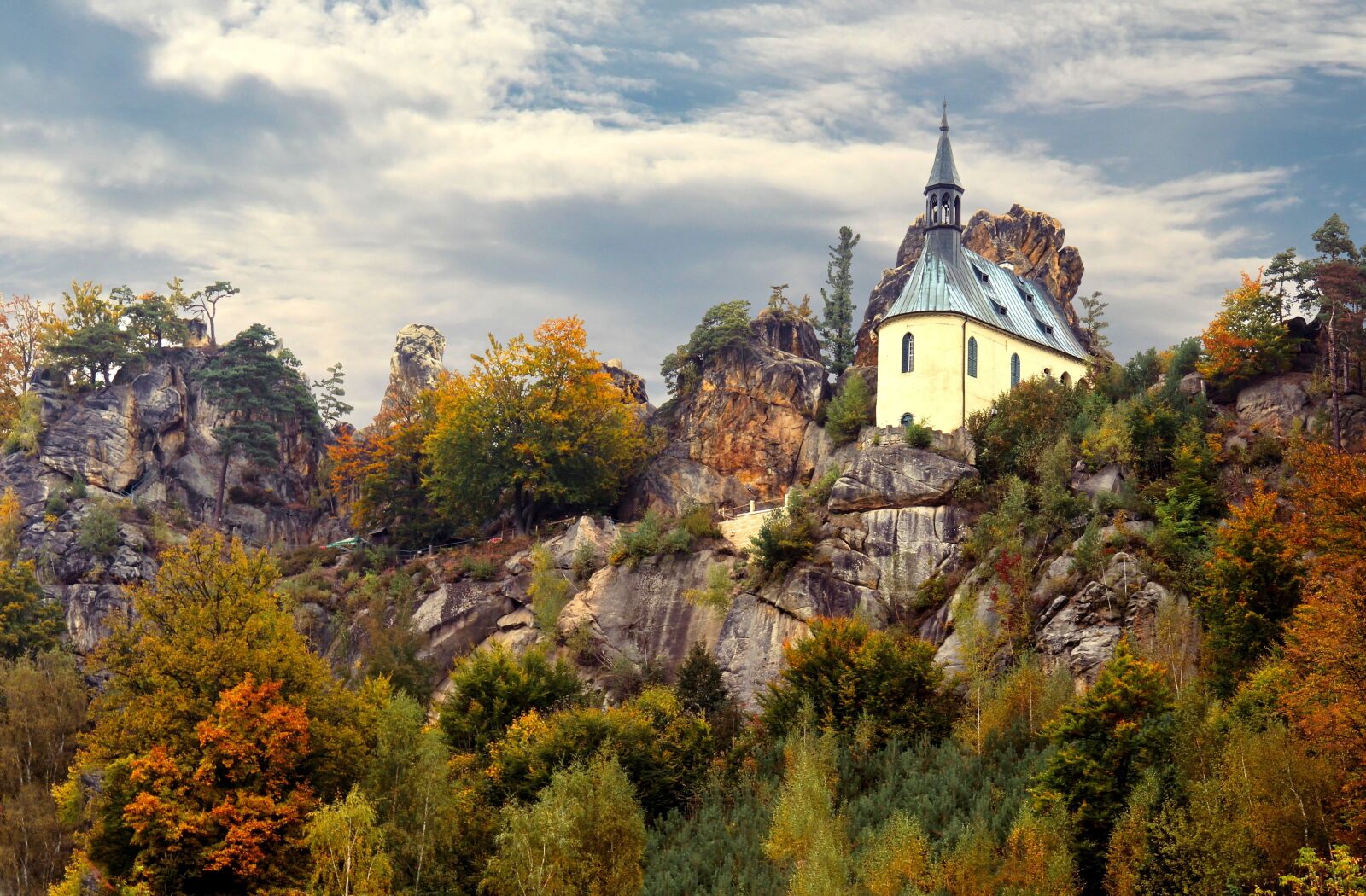 Canon EF-S 18-135mm F3.5-5.6 IS sample photo. Rock, castle, autumn photography