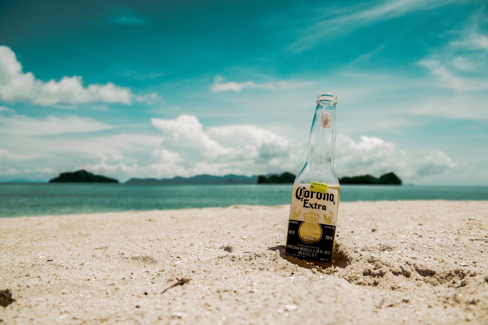 NX 18-200mm F3.5-6.3 sample photo. Beach, beer, bottle photography