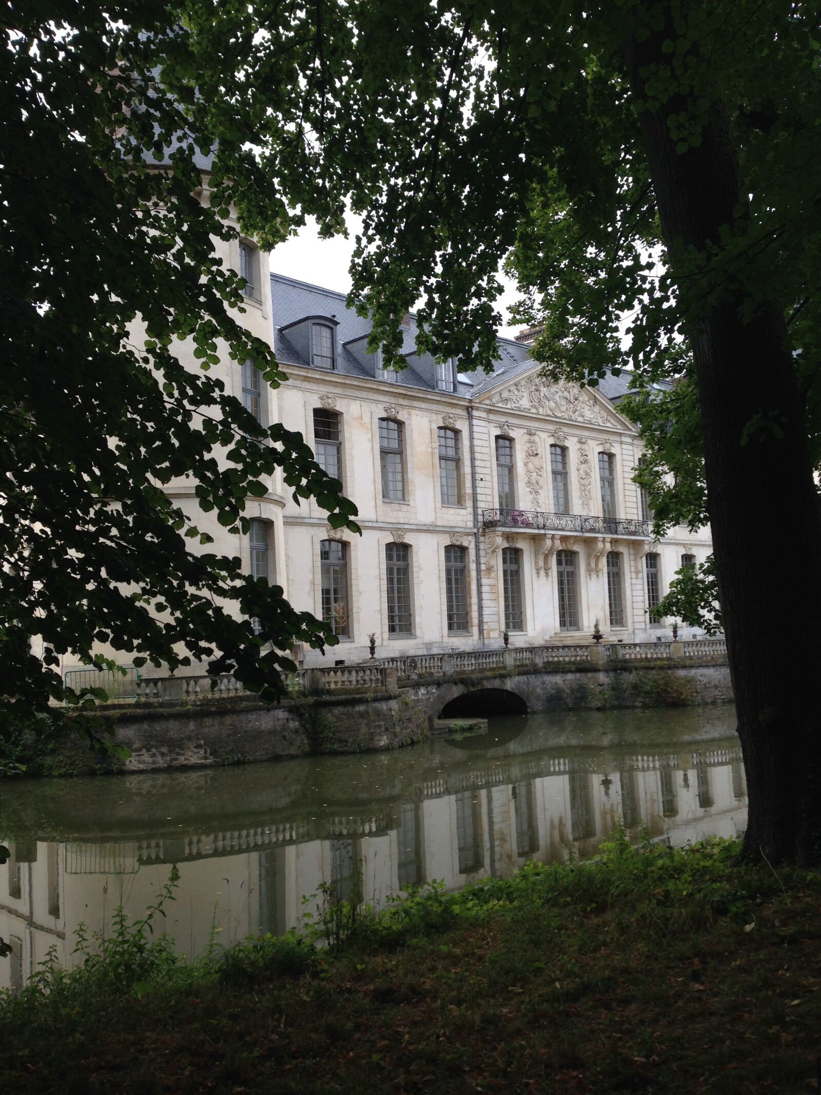 iPhone 5 back camera 4.12mm f/2.4 sample photo. Chateau, moat, castle photography