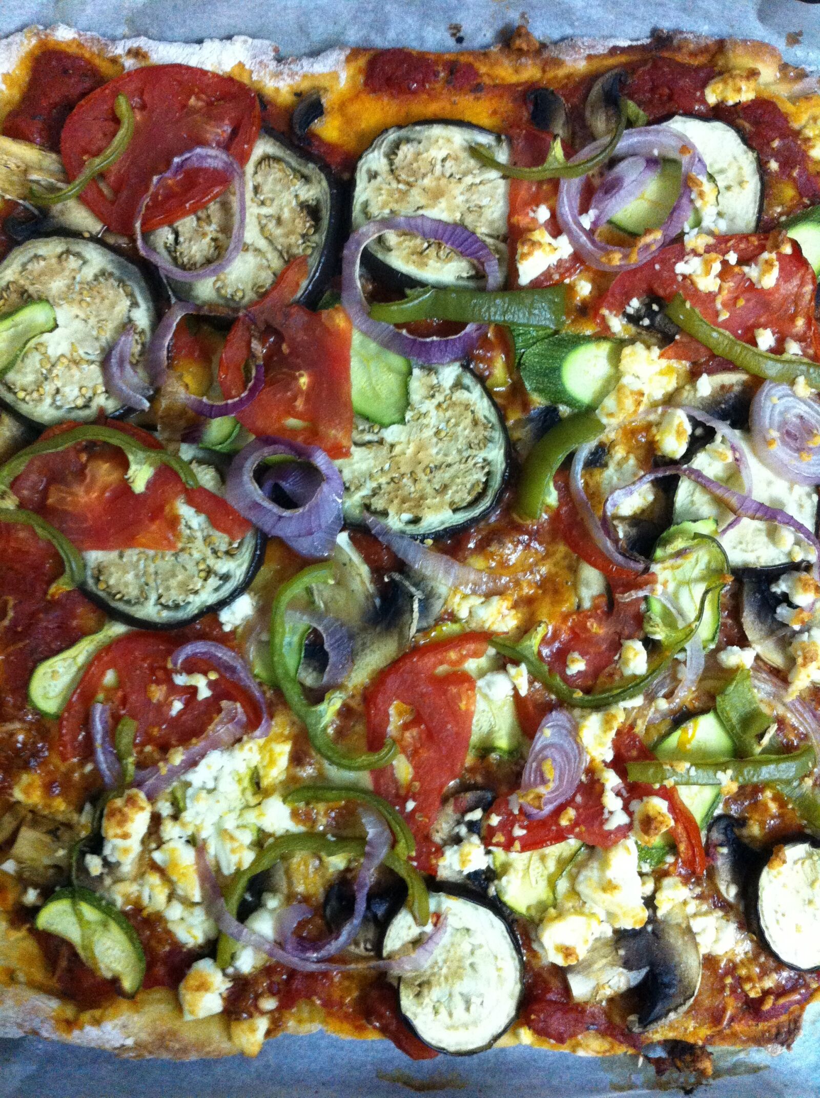 iPhone 4 back camera 3.85mm f/2.8 sample photo. Greek, pizza, vegetables photography