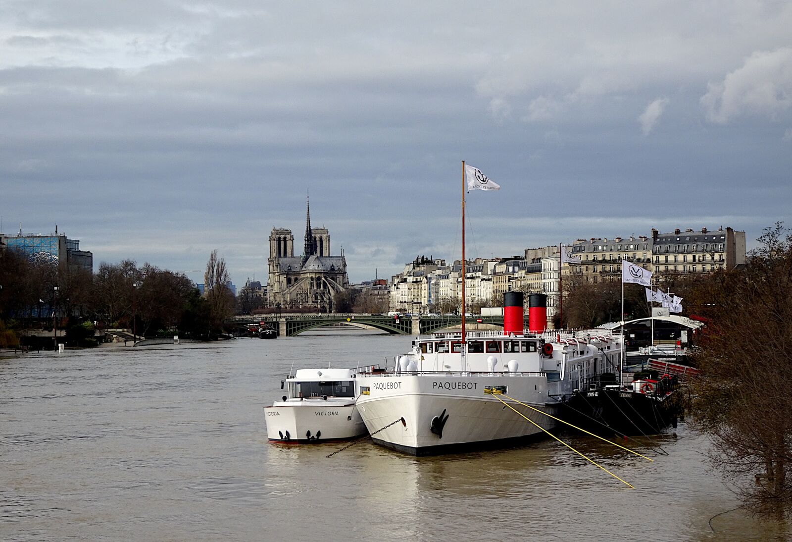 Sony Cyber-shot DSC-HX90V sample photo. Barges, boats, river photography