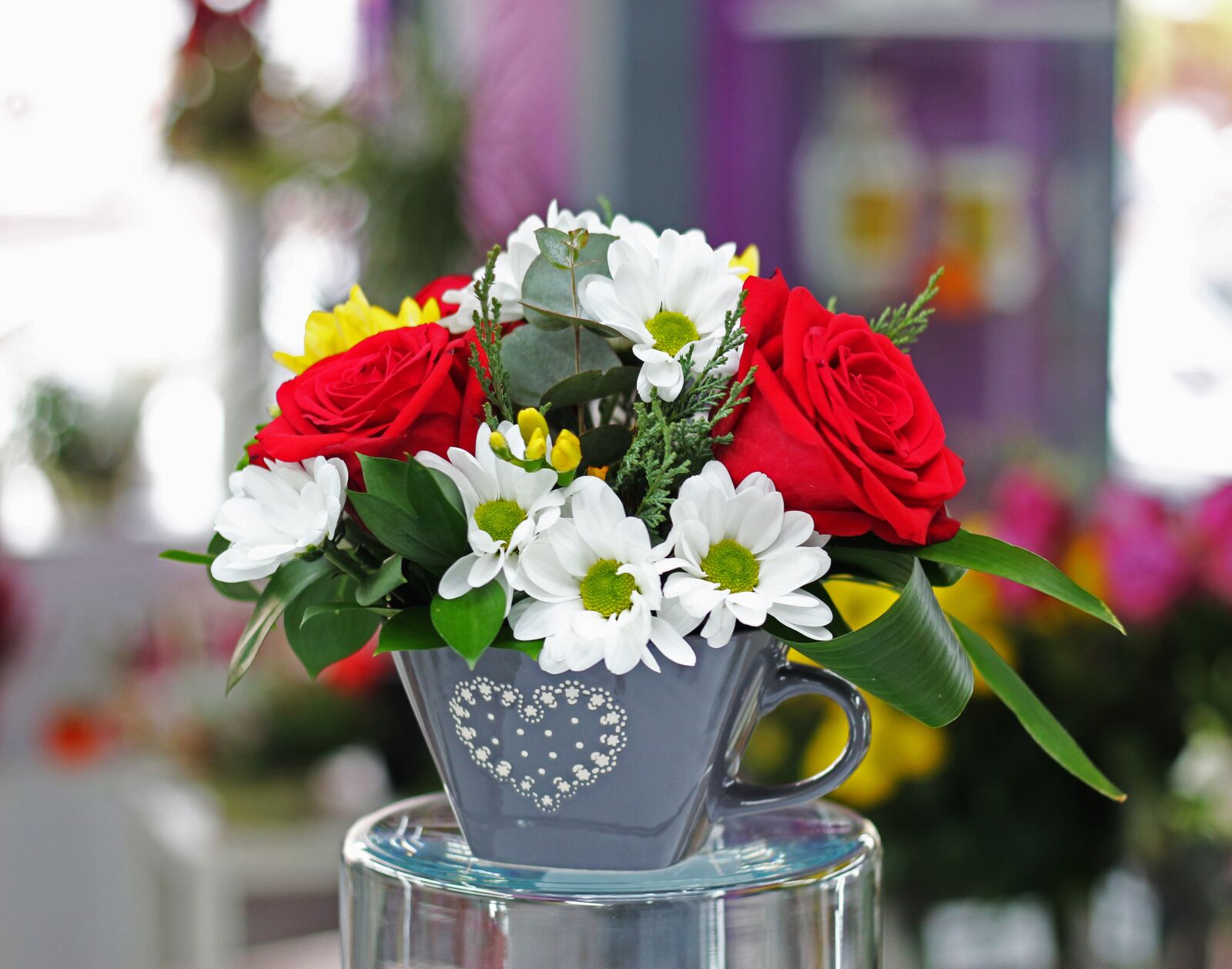 Canon EOS 700D (EOS Rebel T5i / EOS Kiss X7i) + Canon EF 50mm F1.8 STM sample photo. Flower, vase, bouquet photography