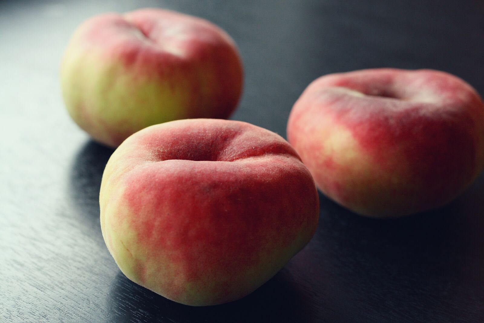 Canon EOS 1000D (EOS Digital Rebel XS / EOS Kiss F) sample photo. Peaches, saturn peaches, saturn photography