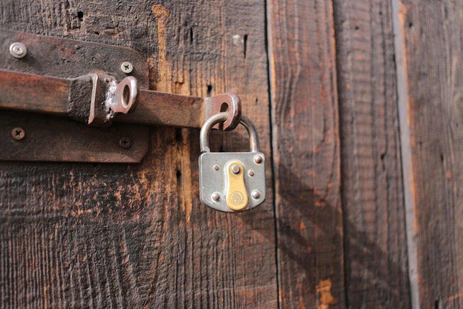 Canon EF 40mm F2.8 STM sample photo. Old, wood, rusty photography
